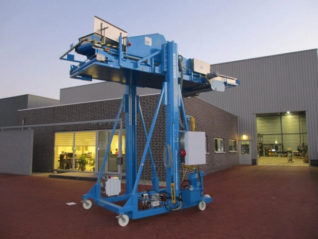 phase 2 One of the key products of Mush Comb – which works on dozens of mushroom farms worldwide – is the head filling machine.
As lots of clients approach Mush Comb after seeing “that strong blue head filling machine of my neighbour” – many of them are not aware of the whole range of head filling machines the company offers. And actually, there are five of them.